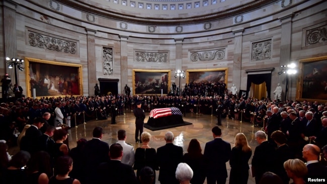 Người tiếc thương đứng quanh linh cữu của cố Thượng nghị sĩ John McCain trong Đại Sảnh Điện Capitol nơi ông được quàn đến hết ngày thứ Sáu, ở Washignton, ngày 31 tháng 8, 2018.