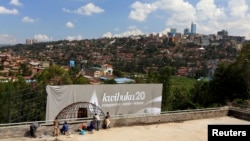 Spanduk bertuliskan "Peringatan 20 tahun" dipasang di Kigali Genocide Memorial di Kigali, Rwanda (2/4), saat negara itu bersiap memperingati 20 tahun terjadinya genosida. (Reuters/Noor Khamis)