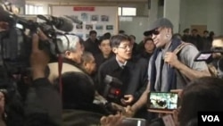 26일 북한 평양 공항에 도착해 취재진의 질문에 답하는 미국 NBA 출신 데니스 로드먼.