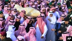 Quốc vương Abdullah được đưa đi an táng trong tấm vải liệm không trang trí và không có quan tài theo đúng truyền thống Hồi giáo, ngày 23 tháng 1, 2015.