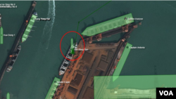 28일 롄윈강 항에 정박한 선박들(초록색)의 위치정보를 보여주는 웹사이트 ‘마린 트래픽(MarineTraffic)’의 위성 사진. 북한 선박 ‘해방산’호(붉은 원)가 정박한 위치는 평소 광물이 하역되는 지점이다. 