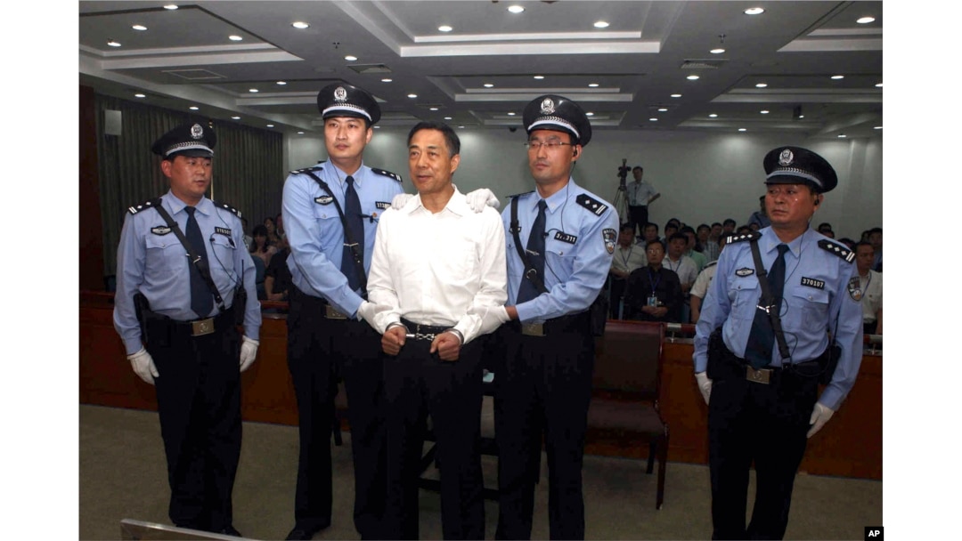 济南市中级人民法院发布的照片显示, 2013年9月22日,带上手铐的薄熙来被法警押上法庭,出庭受审。