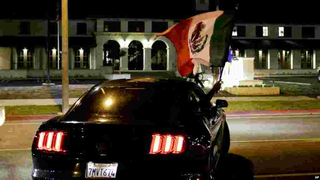 Une voiture au milieu de la rue en Californie, 28 avril 2016