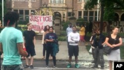 約 200人聚集在明尼蘇達州州長府邸外面, 抗議一名非洲裔美國被警察開槍打死
