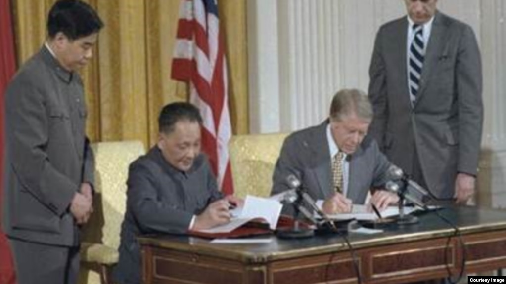 卡特与邓小平签署美中建交公报 (图片来源：美国国家档案局NARA）