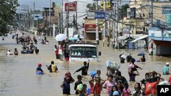 菲律賓馬尼拉北部一周內第二次遭遇颱風﹐居民受雨水圍困。