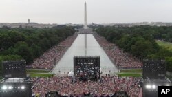 Rais Donald Trump akihutubia siku ya Sherehe za Uhuru wa Marekani mbele ya kumbukumbu ya jengo la Lincoln Memorial, Washington, Alhamisi, Julai 4, 2019. 