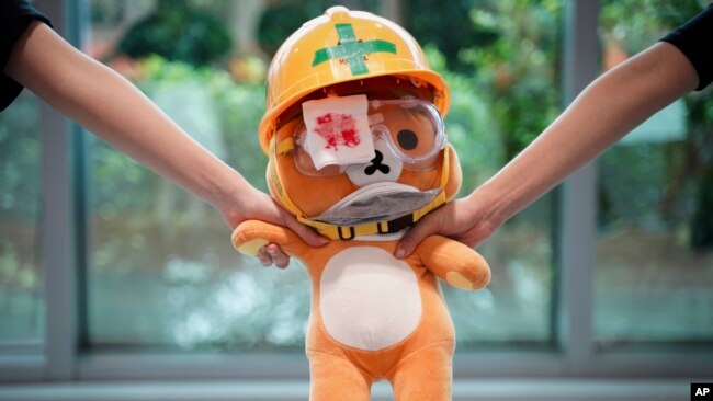 香港大学医学生2019年9月5日继续示威行动,手拉手组成的人链中有一只玩具小熊。