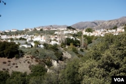 This Porter Ranch neighborhood sits just below the gas storage facility. (M. O'Sullivan/VOA)