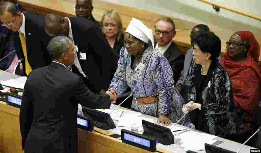 O Presidente dos EUA, Barack Obama cumprimenta a Dra.Nkosazana Dlamini Zuma, presidente da Comissão da União Africana, depois de falar na Assembleia Geral das Nações Unidas, sobre o surto do Ébola, em Nova Iorque, Set. 25, 2014. 