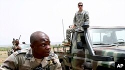 Malian special forces drill to face off an ambush as an unidentified U.S. Special Forces soldier gives instructions from a Malian truck in Kita, Mali, during a joint training exercise, May 10, 2010 (file photo). 