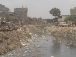 کراچی میں نالوں پر مختلف مقامات پر تجاوزات موجود ہیں جو پانی کے بہاؤ میں بڑی رکاوٹ ہیں۔