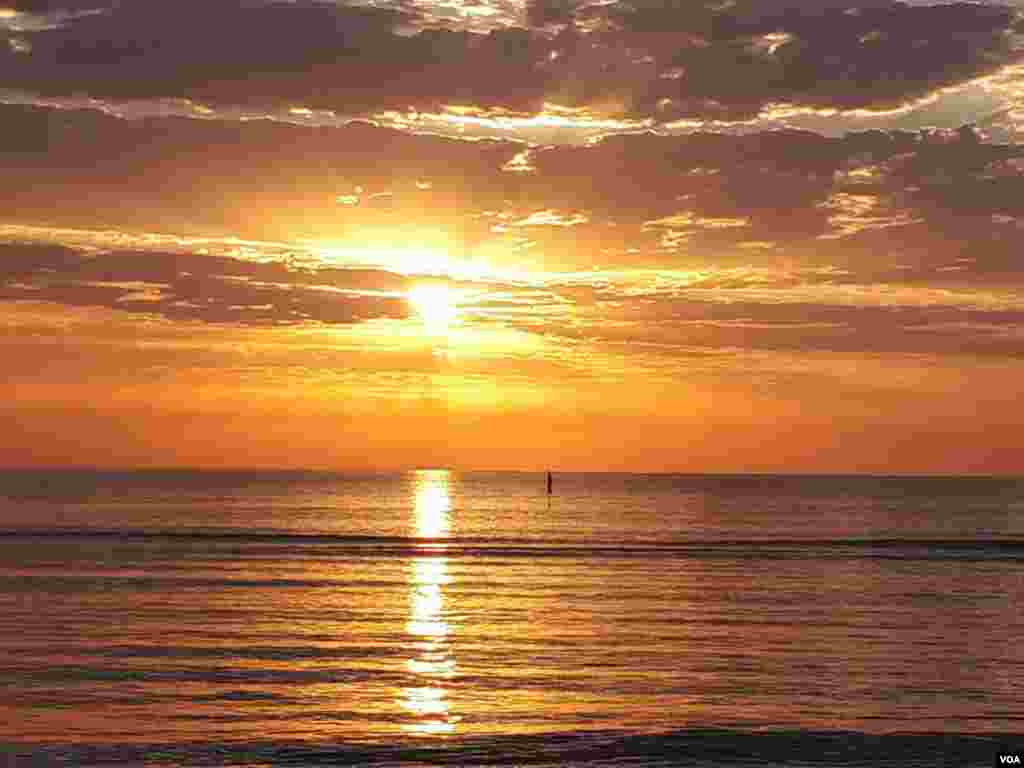 طلوع خورشید در ساحل خزر &ndash; چوبر تالش عکس: کیومرث (ارسالی از شما)