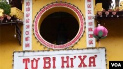 河内的一处佛教寺庙,寺庙的名称和楹联已经由拉丁化的越南文字替代了过去的汉字。(美国之音朱诺拍摄,2017年4月4日)
