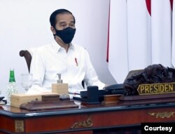Presiden Jokowi dalam Rapat Terbatas di Istana Merdeka, Jakarta, Senin (28/9) minta jajarannya persiapkan rencana detil vaksinasi COVID-19 dalam waktu dua minggu. (Setpres RI)