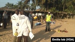 Pasukan keamanan Pantai Gading memeriksa barang bukti di lokasi serangan di Grand Bassam, Minggu (13/3).