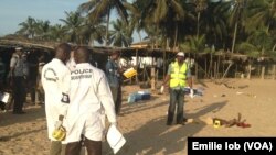 La police sur les lieux de l'attentat à Grand-Bassam, le 13 mars 2016. 