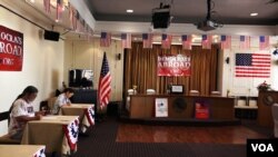 Thailand is one of 39 countries where Democrats Abroad are holding primaries through March 8, including this one at a branch of an upscale American cafe in Bangkok, March 2, 2016. (Z. Aung/VOA)