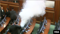 Kosovo, parliament tear gas