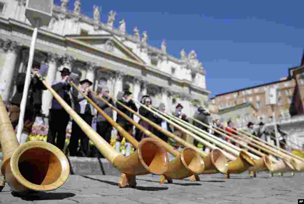 Para pemain alat musik terompet tradisional Alpen (Alpenhorn) tampil pada acara khutbah mingguan di Lapangan Santo Petrus, Vatikan.
