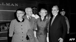 Президент США Гарри Труман (второй слева)