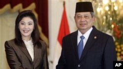 Indonesia's President Susilo Bambang Yudhoyono, right, shakes hands with Thailand's Prime Minister Yingluck Shinawatra , left, before a meeting at Merdeka Palace in Jakarta, Indonesia, September 12, 2011.