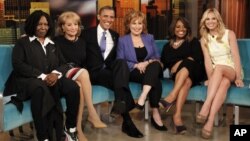 El presidente Obama continuó ayer su tour político en el programa "The View" de la cadena ABC. De izquierda a derecha, Whoopi Goldberg, Barbara Walters, el presidente, Joy Behar, Sherri Shepherd and Elisabeth Hasselbeck. 