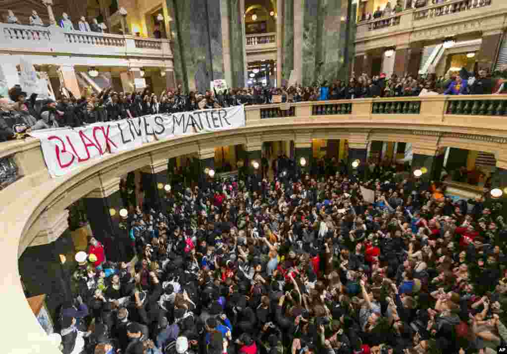 Para demonstran memprotes penembakan Tony Robinson di ibukota negara bagian Wisconsin, Madison, AS, pada 9 Maret 2015. Robinson, 19, ditembak oleh seorang petugas polisi yang memaksa masuk ke sebuah apartemen setelah mendengar gangguan ketika sedang menjawab telepon. Polisi mengatakan Robinson menyerang petugas polisi tersebut.