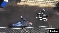 La police française recourt à un robot pour inspecter le corps de l’homme abattu devant le commissariat de la police, à Paris, France, 7 janvier 2015