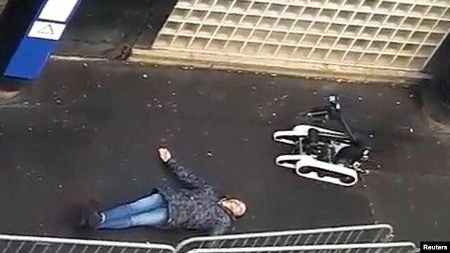 Fuentes cercanas a la investigación señalaron que el hombre tenía encima una "reivindicación manuscrita inequívoca en árabe" y un dibujo de la bandera del Estado islámico.