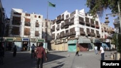 Warga bermain bola di daerah kota tua bersejarah di Jeddah, Arab Saudi (1/1). (Reuters/Susan Baaghil)