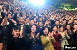 3일 평양 류경정주영체육관에서 북한 주민들이 남북합동공연 ‘우리는 하나’를 관람하고 있다.