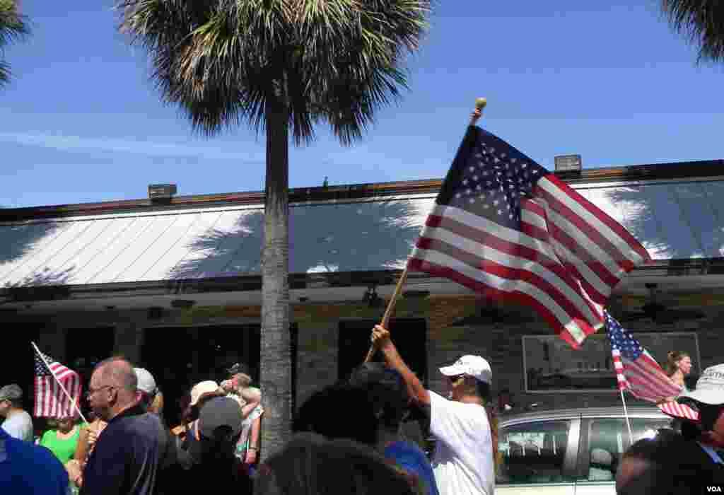 Voluntarios tomaron parte de la fiesta llevando sus banderas en el desfile en Lauderdale by the Sea, Florida.