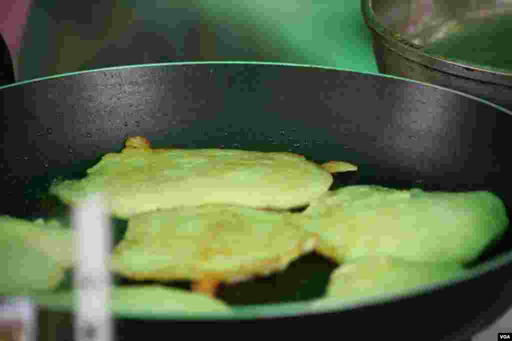 Сладкие, с творогом, мясом, шкварками, грибами и даже рисом, «студенческие», «коммунальные» и «солдатские». Правда, некоторые деруны по количеству нафаршированного в них мяса, свободно можно было называть «картофельными варениками».
