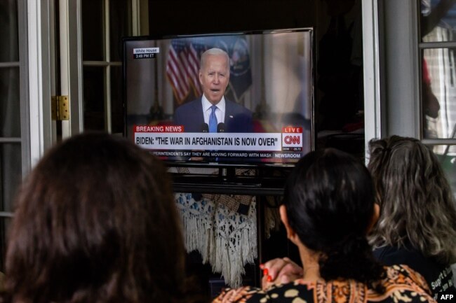Asker aileleri Başkan Joe Biden'ın Afganistan'dan tüm askerlerin çekildiğini açıkladığını konuşmasını izlerken, 31 Ağustos 2021, Long Beach/California.