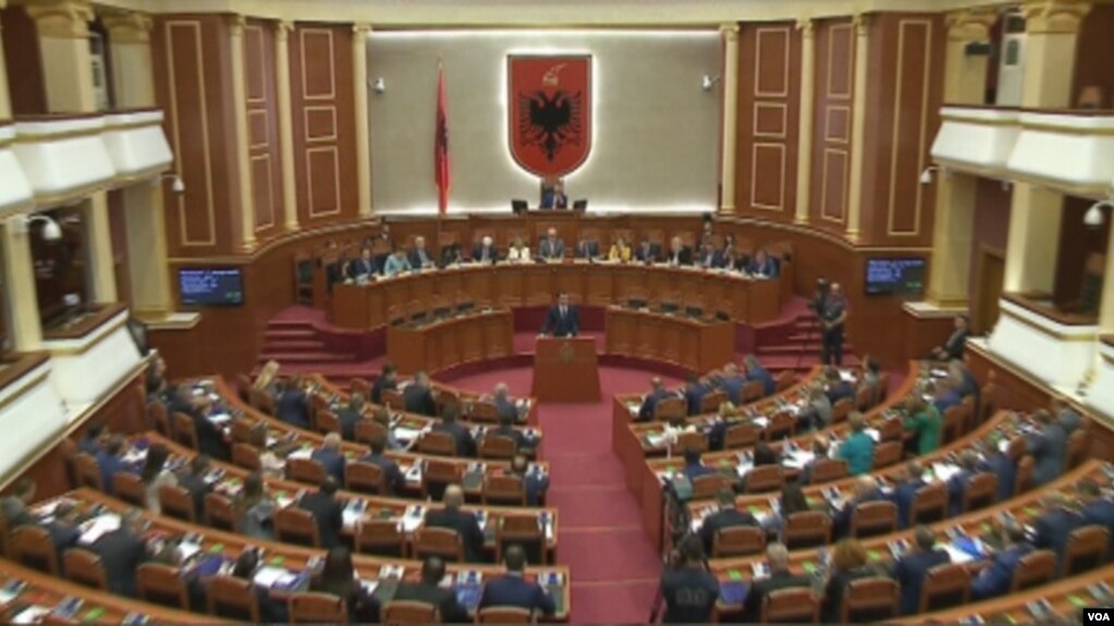 Ligji i mbetjeve, debate mes PS dhe opozitës