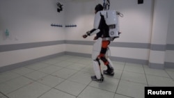 Un patient atteint de tétraplégie marche à l'aide d'un exosquelette à Grenoble, en France, en février 2019, dans cette image fixe extraite d'un document vidéo du Fonds De Dotation Clinatec.