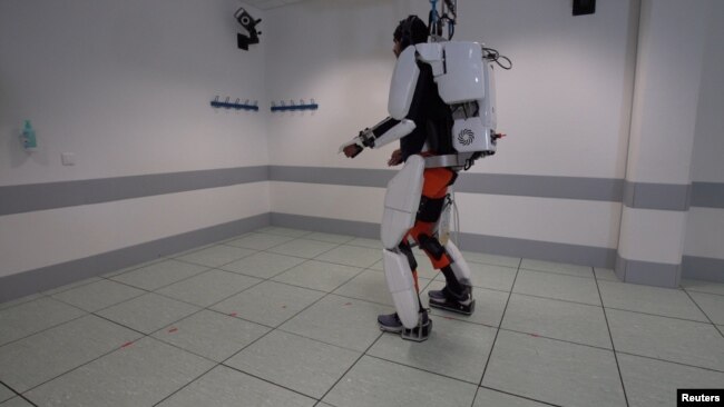 Un patient atteint de tétraplégie marche à l'aide d'un exosquelette à Grenoble, en France, en février 2019, dans cette image fixe extraite d'un document vidéo du Fonds De Dotation Clinatec.