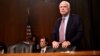 McCain pide a Trump evidencia de intervención telefónica
