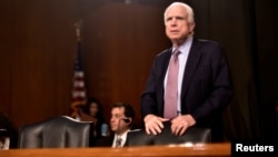 El senador John McCain consideró que Trump podría "aclararlo en un minuto" si él llamara "al director de la CIA, al director de inteligencia nacional y dijera, 'Ok, ¿qué sucedió?'"