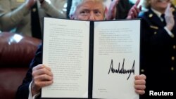 Prvi veto predsednika SAD Donalda Trampa na rezoluciju o ukidanju vanrednog stanja, koju je usvojio Kongres Foto: Rojters/Jonathan Ernst