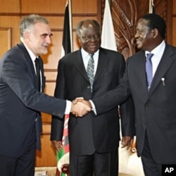 Kenyan President Mwai Kibaki (C) and Kenyan PM Raila Odinga (R) greeting the Chief Prosecutor for the International Criminal Court, Luis Moreno-Ocampo (L), meeting in Nairobi, 05 Nov 2009 (Kenyan Presidential press service office)