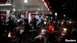 Drivers line up for fuel at a state-owned Pertamina petrol station in Jakarta, Indonesia, Nov. 17, 2014. 