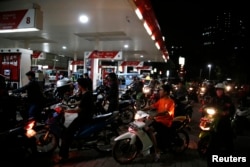 Para pengemudi antre untuk mengisi bahan bakar di SPBU Pertamina di Jakarta, 17 November 2014. (Foto: Reuters)