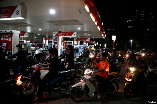 Para pengemudi antre untuk mengisi bahan bakar di SPBU Pertamina di Jakarta, 17 November 2014. (Foto: Reuters)