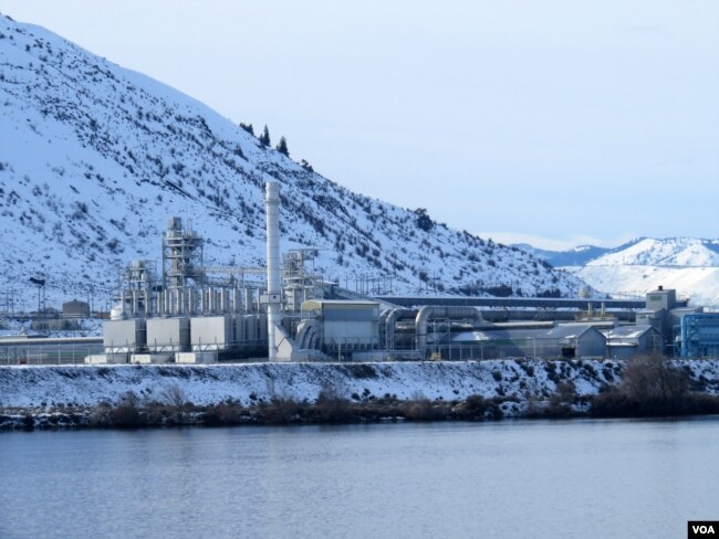 Alcoa's Wenatchee Works shut down indefinitely at the beginning of January, Jan. 20, 2016. (T. Banse/VOA)