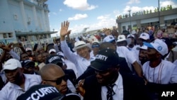 Democratic Republic of Congo opposition leader, former governor of Katanga Moise Katumbi waves as he arrives in Lubumbashi on May 20, 2019 after three years in self-imposed exile. - Thousands of people welcomed Moise Katumbi, a prominent foe of DR Congo's