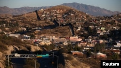 La frontera entre México y Estados Unidos vista desde la ciudad de Nogales, Arizona, EE.UU., el 31 de enero, 2017. 