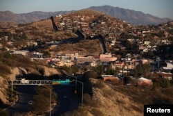 2017年1月31日，从美国亚利桑那州诺加里斯市看到的美墨边界。