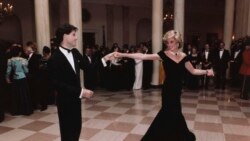 'Lady Di' usó este largo vestido de terciopelo azul noche, con los hombros desnudos, en una cena ofrecida en 1985 por el presidente estadounidense Ronald Reagan en honor al príncipe y la princesa de Gales.